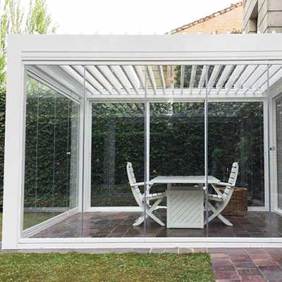 Pergola fermée sur les côtés avec des coulissants en verre