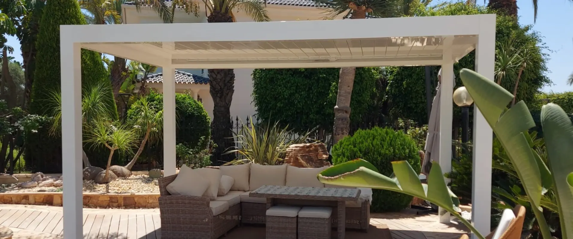 Pergola Autoportée en aluminium blanc, ombrageant un salon de jardin