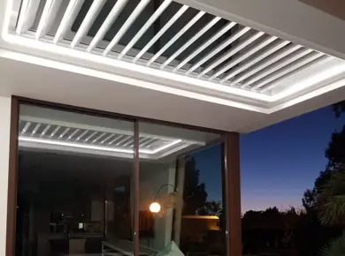 Pergola bio lames orientables sans poteau avec éclairage à LED dans la structure