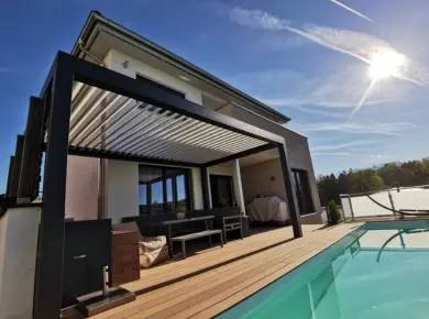 Pergola Bioclimatique autoportée 4x3 sur mesure utiliser comme espace ombrager proche d'une piscine