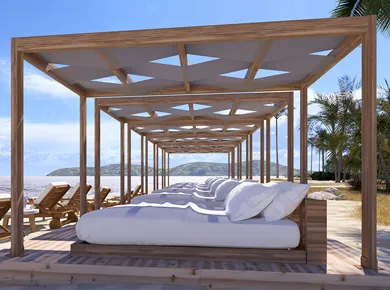 Installation d'une pergola sur mesure dans le jardin d'une maison architecte