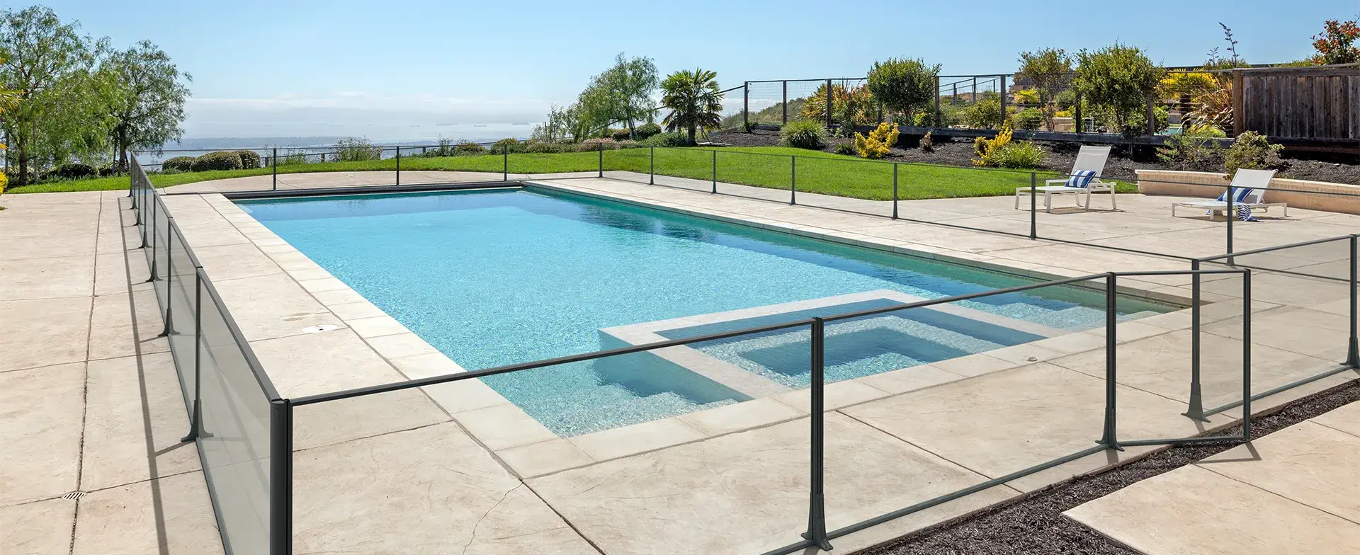 Solution de barrière de sécurité en verre avec ce garde-corps vitré piscines, terrasses et balcon