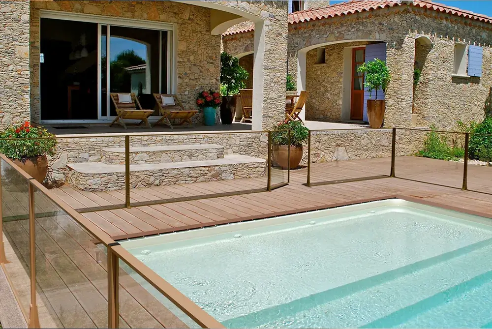 Solution de barrière de sécurité en verre avec ce garde-corps vitré piscines, terrasses et balcon