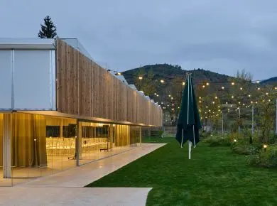 Installation d'un Rideau de Verre en enfilade sans poteau pour une salle de réception moderne ou salle de conférence