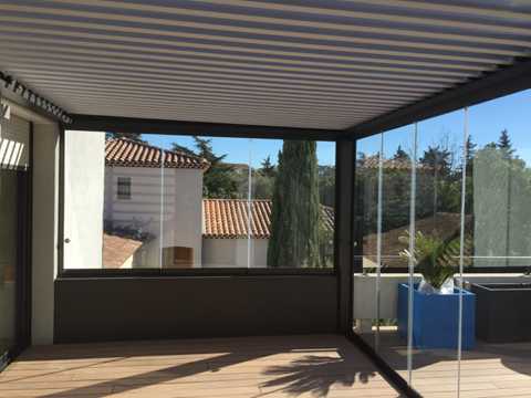 Fermeture en verre pour pergola bioclimatique