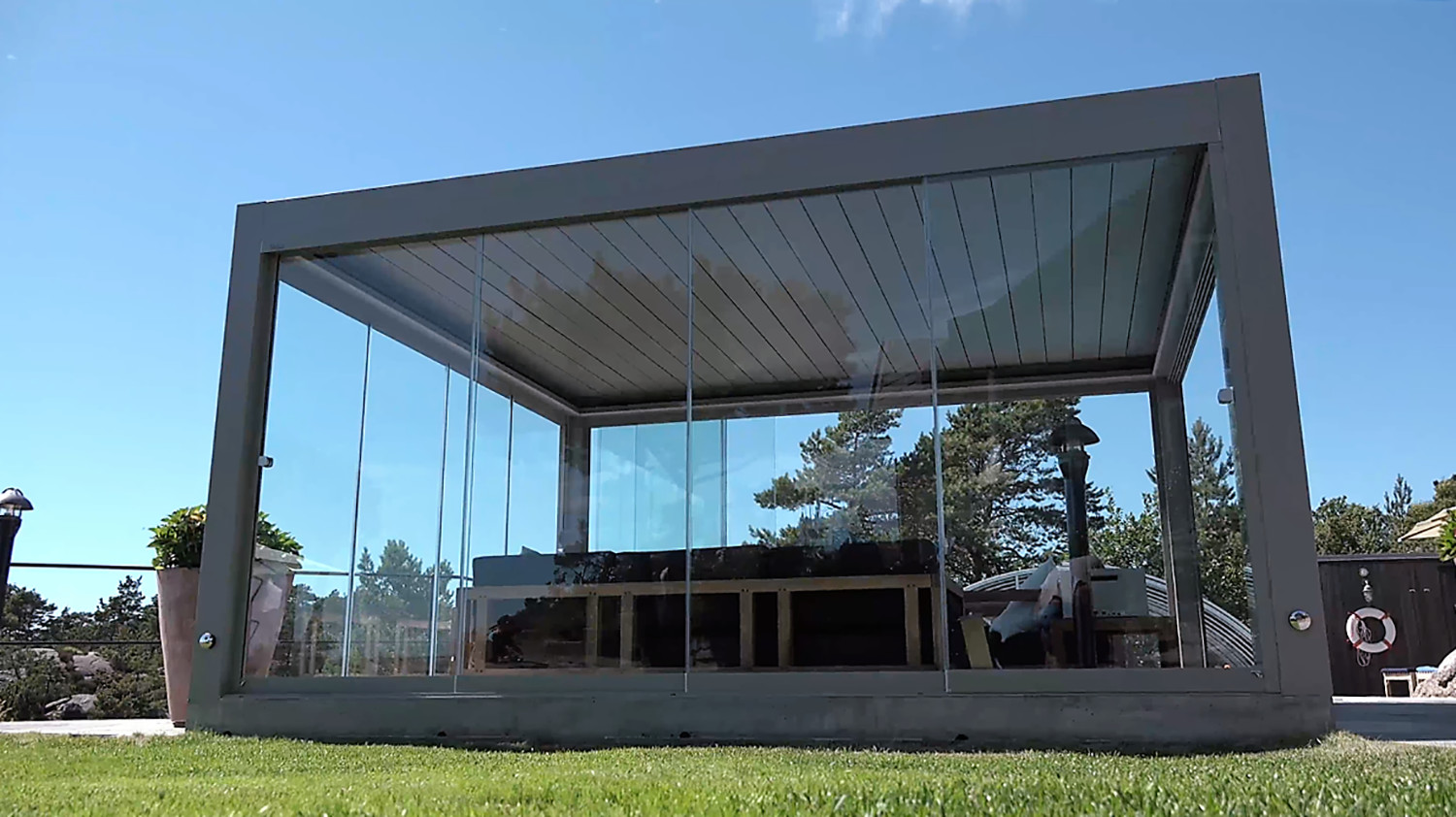 Ouverture des lames orientables de la pergola bioclimatique