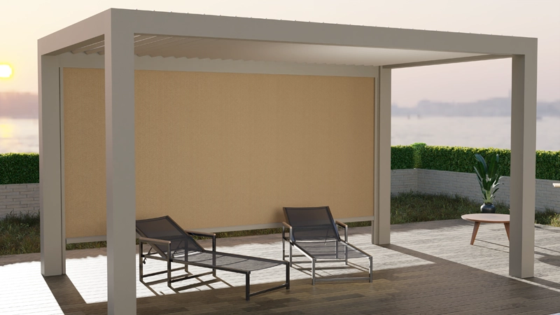 Store vertical enrouleur occultant installé en extérieur pour assombrir une chambre