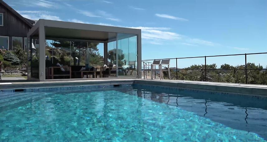 Glass Concept, la solution pool house prêt à l'emploi comprenant la structure en aluminium et les fermetures en verre