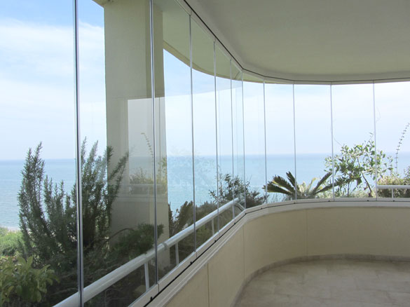 Fermeture panoramique en verre pour balcon