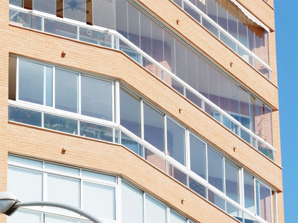 Le Rideau de Verre, système de vitrage pour fermer un balcon