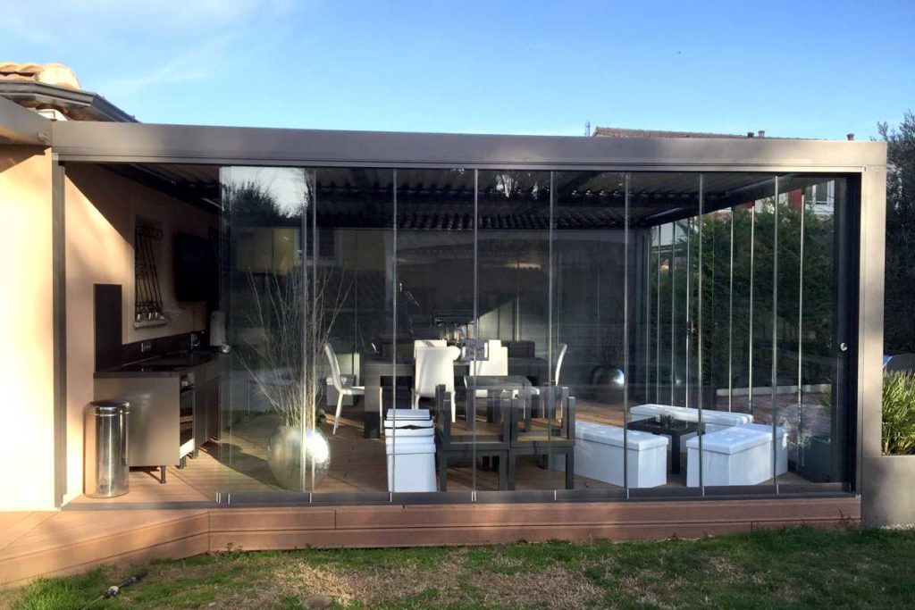 Coulissant Panoramique en verre, solution fermant une pergola traditionnelle