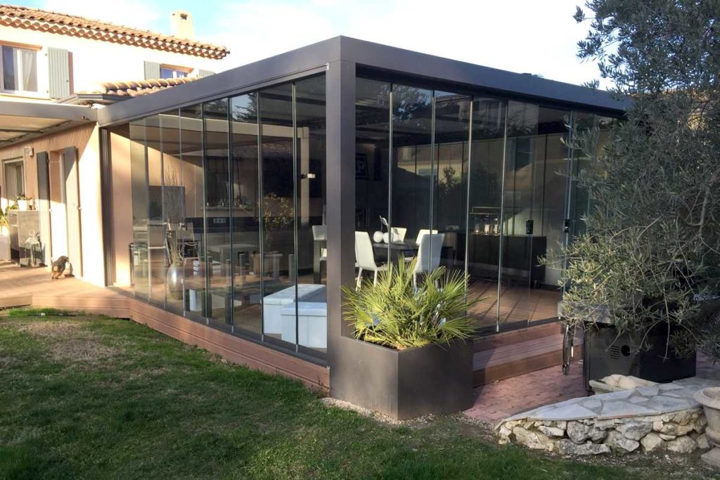 Pergola fermée avec la solution en verre coulissant multi voies, Le Coulissant Panoramique