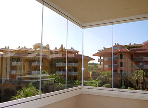 fermeture en verre pour balcon en angle