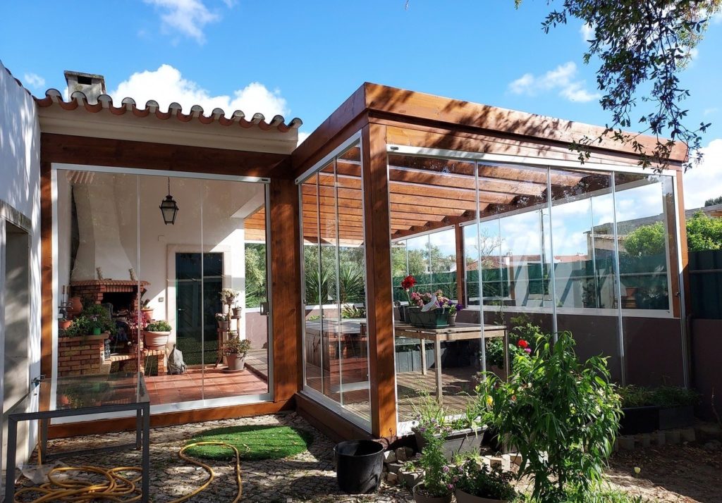 fermetures en verre pour pergola en bois