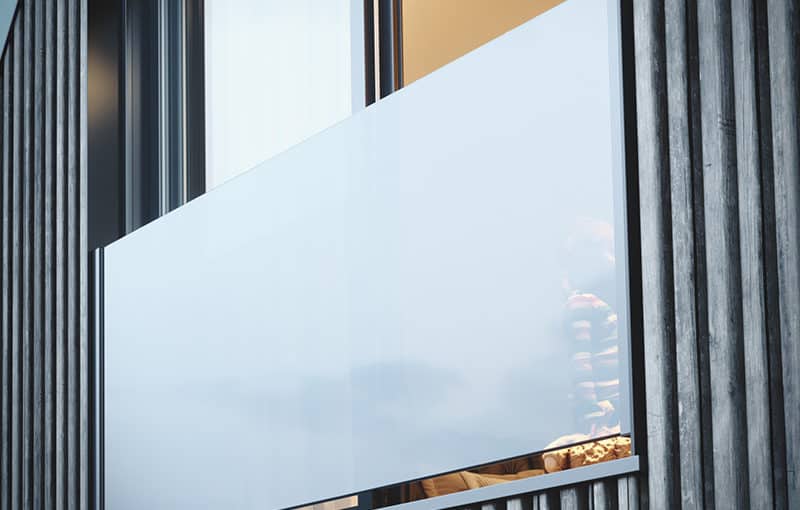 Balustrade en verre pour balcon petite largeur ou ouverture de façade d'immeuble.