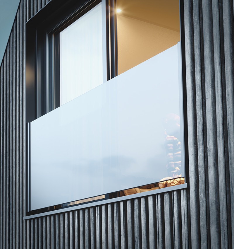 Balustrade en verre pour balcon petite largeur ou ouverture de façade d'immeuble.