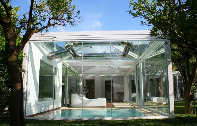 aménagement d'une pergola pour fermer une piscine couverte grâce au Rideau de Verre Glass Systems