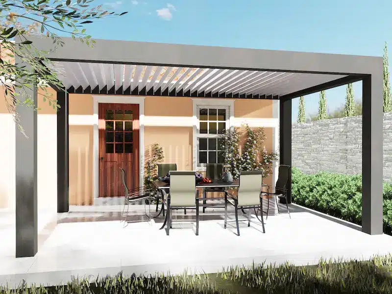Pergola Bioclimatique installée comme avancée de toit pour terrasse couverte