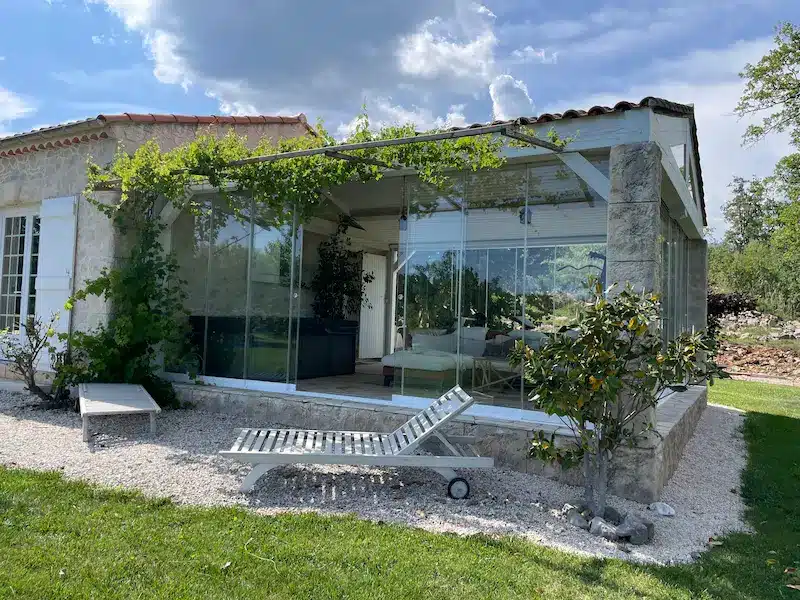 Les abris terrasse et les toits ou couverture de terrasse : protéger son  jardin ou son balcon