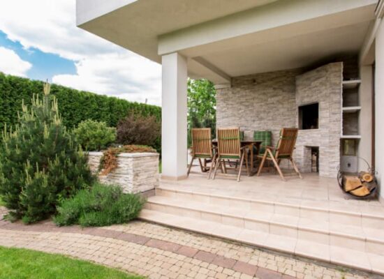 Solutions de systèmes en verre panoramique pour fermer une terrasse couverte