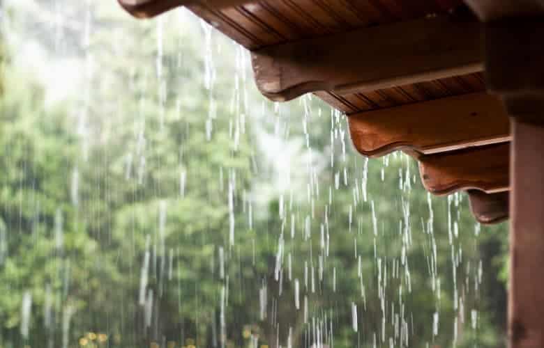 Comment drainer l'eau de la terrasse avec un profilé de garde-corps fixé au sol ?