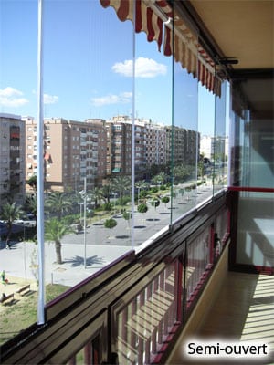 fermeture de balcon avec le Rideau de Verre en mode semi-ouvert