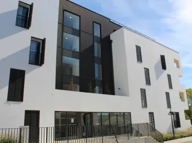 Pose de volet pliant type portefeuille sur un bâtiment neuf.