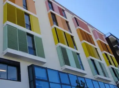 Personnalisation des couleurs arc-en-ciel du brise-soleil coulissant en volet combiné avec brise-soleil fixe pour fermer avancées de fenêtres d'immeuble sans balcon. 