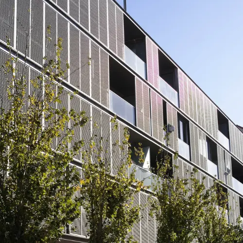 Brise-soleil extérieur fixe en aluminium posé en applique sur façade d'immeuble