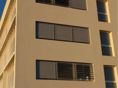 Brise-soleil extérieur fixe pour fenêtre avec lames mobiles