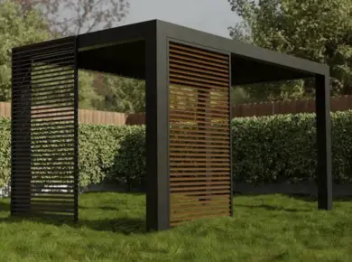 Association de brise-soleil fixe et d'une pergola bioclimatique pour apporter plus de fraîcheur sous l'ombrière sans fermeture en verre panoramique latérale.