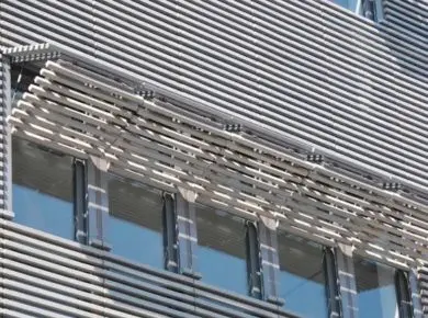 Immeuble d'entreprise ayant posé des systèmes de brise-soleil horizontaux en enfilade avec des modules doubles en aluminium