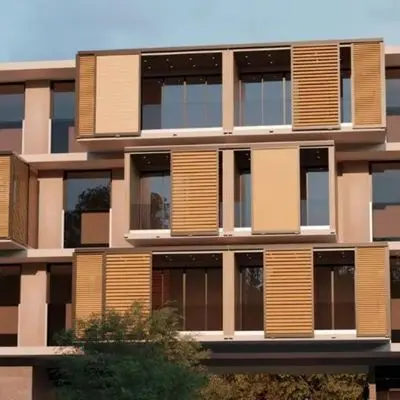 Balcons d'une résidence aménagés pour se protéger de la chaleur et de la lumière avec les solutions de brise-soleil orientables