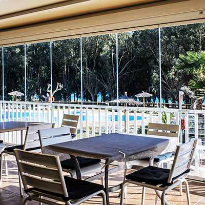 Aménager et fermer une terrasse d'un établissement type restaurant, café, hôtle avec les systèmes en verre panoramique