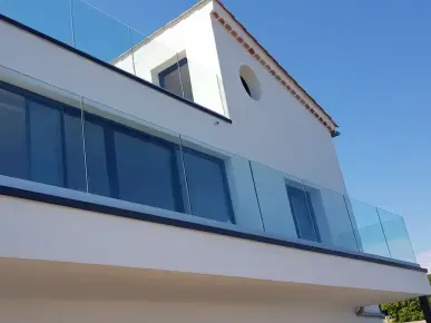 Garde-Corps vitrée installée sur une terrasse en hauteur pour sécuriser la zone et garder la luminosité entrante.