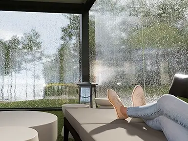 Aménagement extérieur avec une structure de protection contre les insectes et les intempéries