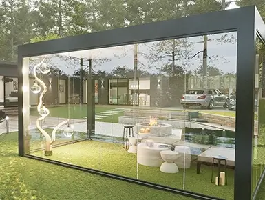 Aménagement extérieur avec une structure de protection contre les insectes et les intempéries