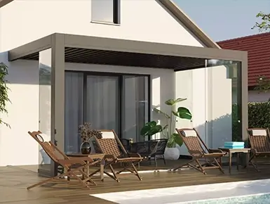 Pergola adossée à une maison et fermée avec une fermeture en verre