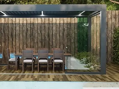 Création d'un pool house fermé avec une fermeture en verre coulissant pivotant