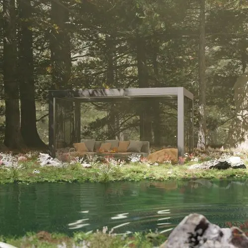 pergola fermée sur les côtées et installée au bord d'un étang dans une clairière