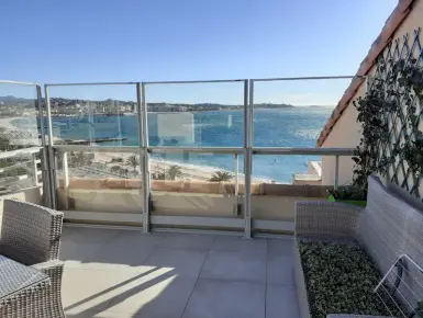 Fixation au sol et au mur d'un paravent extérieur sur un toit terrasse d'immeuble