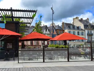 Aménagement d'une terrasse de restaurant avec un paravent extérieur télescopique de couleur noir