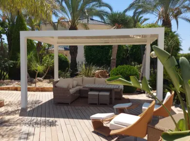 Pose d'une pergola bioclimatique autoportée sur mesure de couleur blanc dans une région exposée à l'ensoleillement