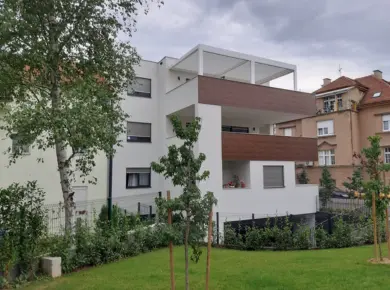 Installation d'une double pergola bioclimatique sur mesure sur la terrasse d'un appartement au dernier étage de l'immeuble