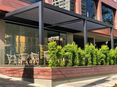 aménagement d'une double pergola bio en aluminium sur mesure pour couvrir une terrasse de restaurant ou d'un hôtel