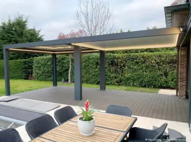 aménagement d'un toit de terrasse sur mesure et en aluminium combinant une pergola type carport et une pergola bioclimatique de chez Glass Systems