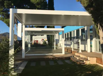 Pergola rectangulaire adossée sur mesure et en aluminium, solution servant d'entrée de bâtiment ou préau chez Glass Systems