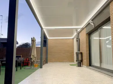 Vue en contre-plongée d'un double carport aluminium à toit plat utilisé comme toit de terrasse de grande longueur