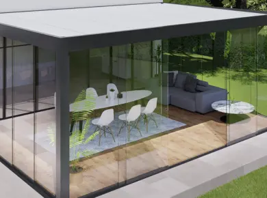 Aménagement d'une grande terrasse fermée avec des systèmes de fermeture en verre et un carport adossé alu comme protection de terrasse.