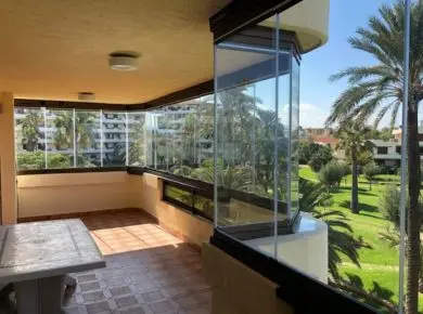 Fermeture d'un balcon terrasse avec des courbes, des angles et des lignes droites avec le système de mur de verre panoramique, le Rideau de Verre sur mesure Glass Systems